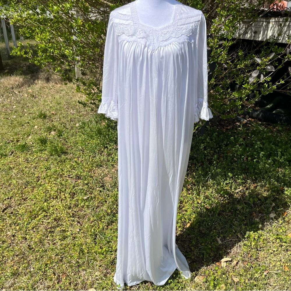 Vintage Henson Kickernick Long White Ruffled Lace Detail Satiny Nightgown Medium
